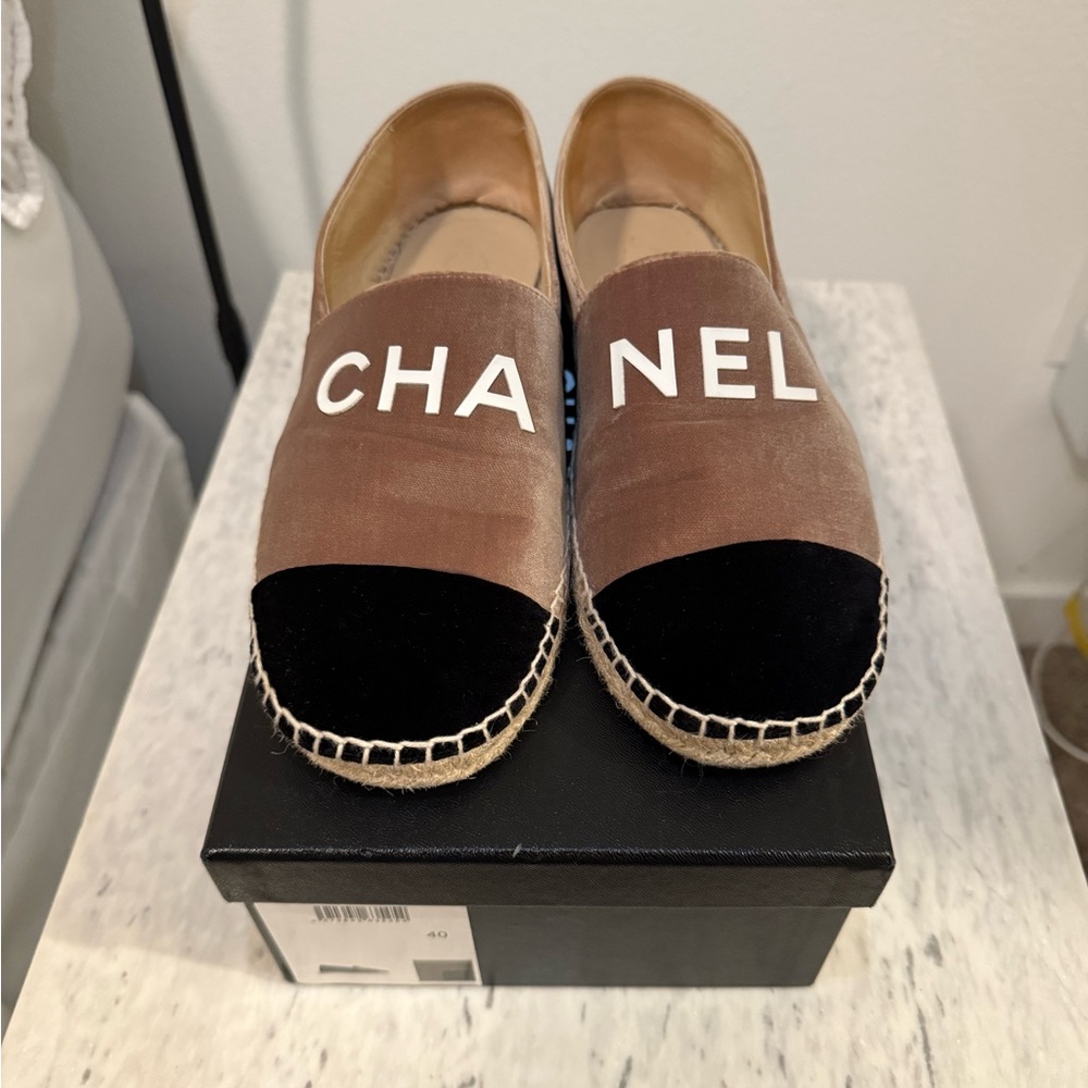 CHANEL Tan and Black velvet Espadrilles